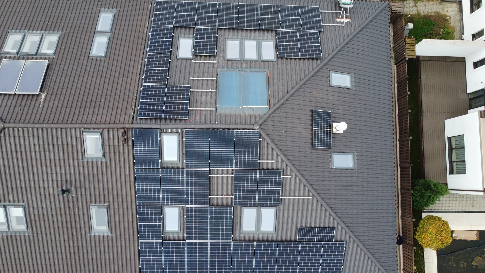 Module pe două pante de acoperiș — instalație fotovoltaică Sunwire