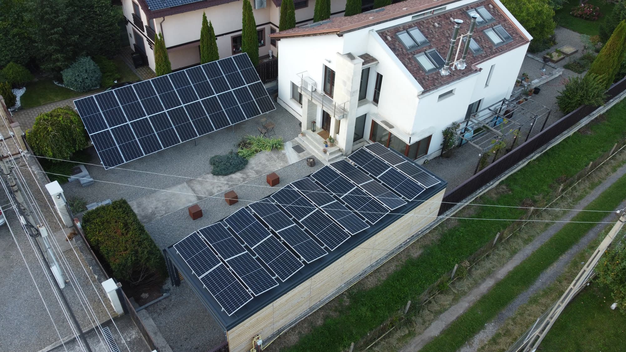 Locuință cu carport fotovoltaic — instalație fotovoltaică Sunwire