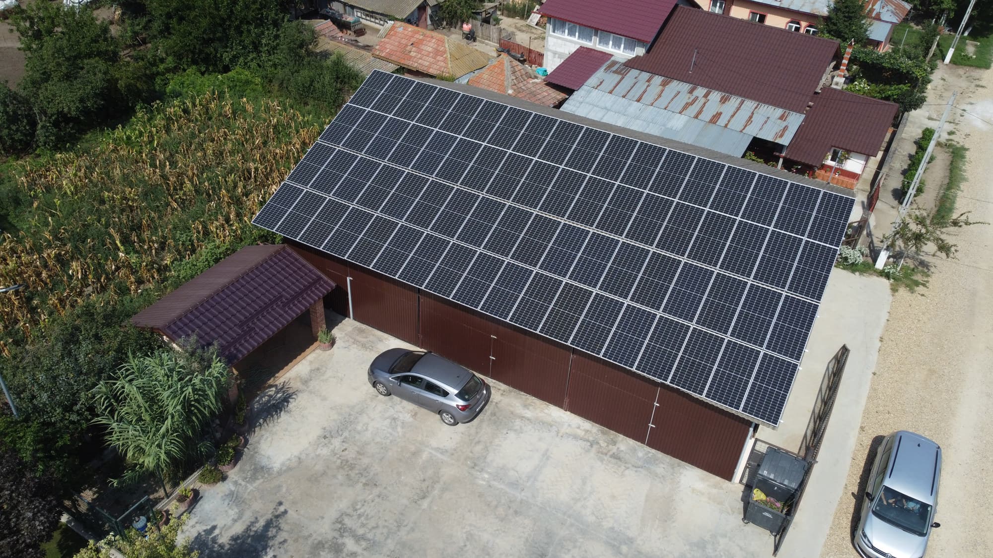 Hală cu instalație fotovoltaică pe întreaga suprafață a acoperișului