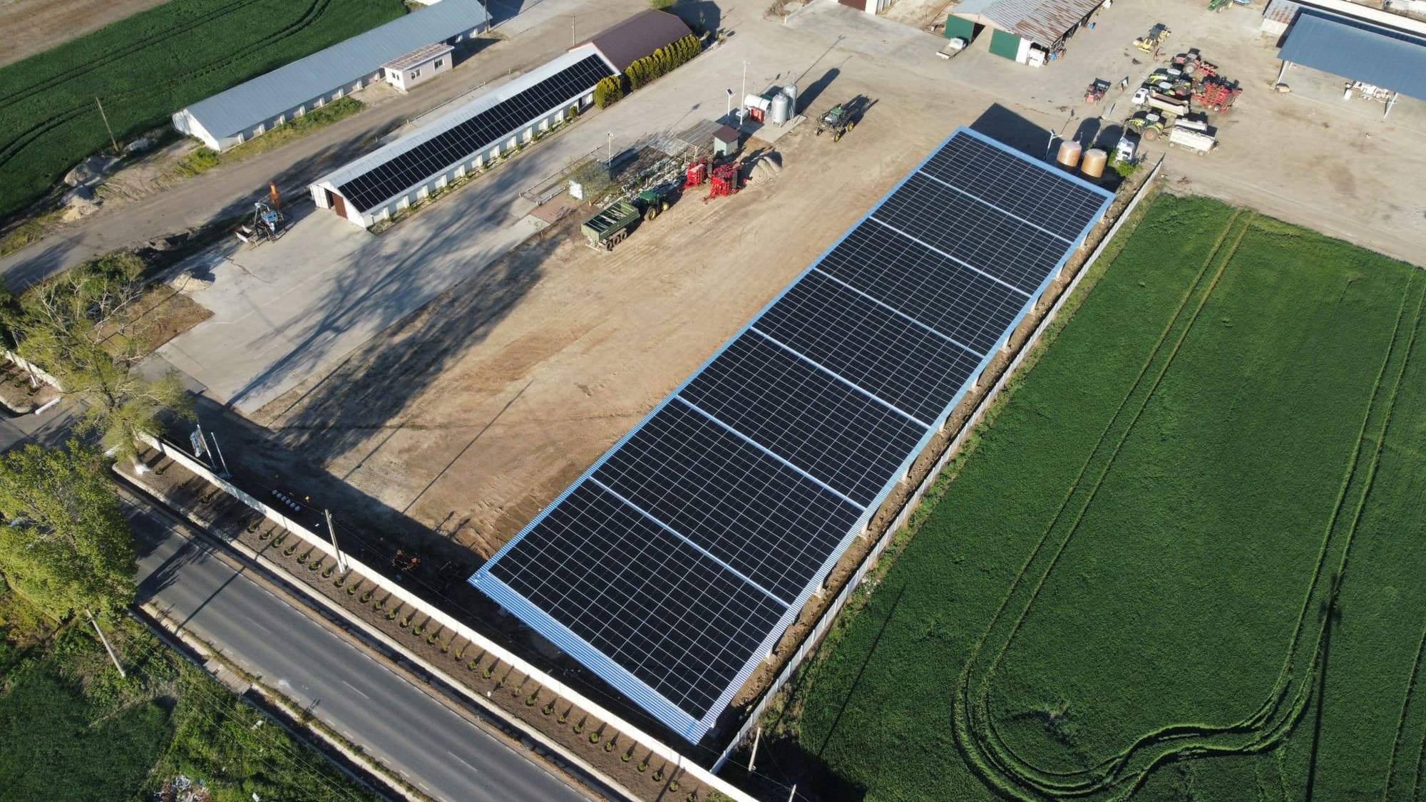 Hală industrială lângă teren agricol — instalație fotovoltaică Sunwire