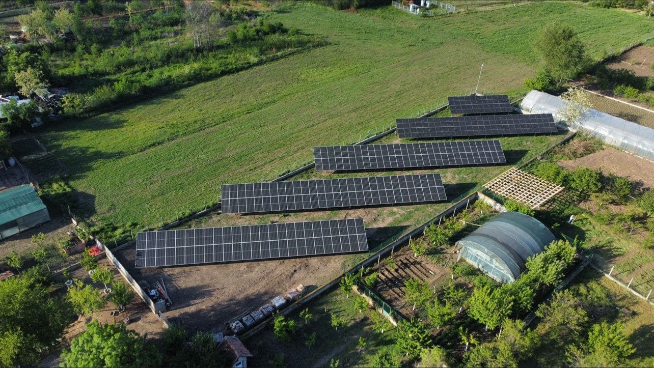 Instalație la sol, lângă sere — instalație fotovoltaică Sunwire