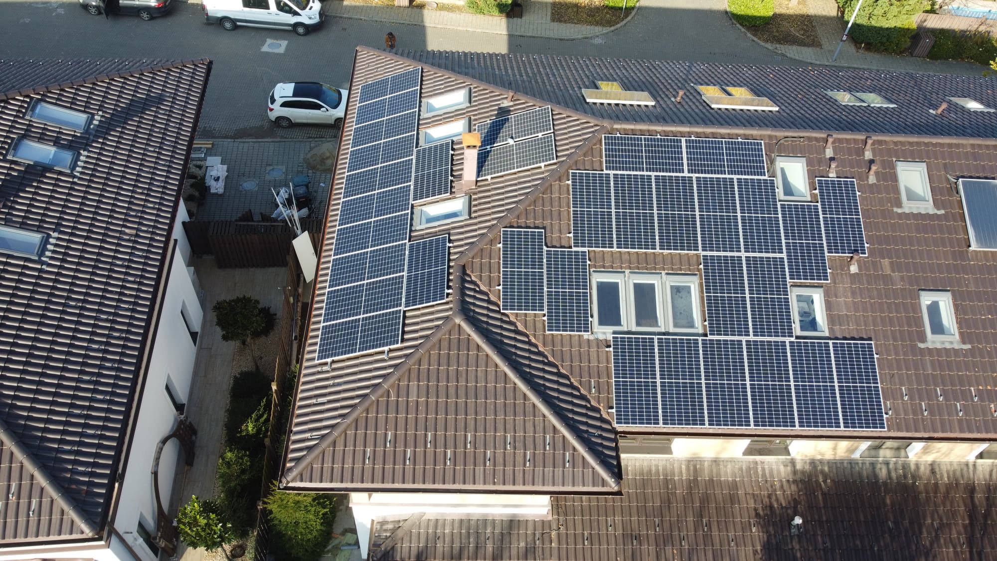 Reședință cu acoperiș din țiglă — instalație fotovoltaică Sunwire