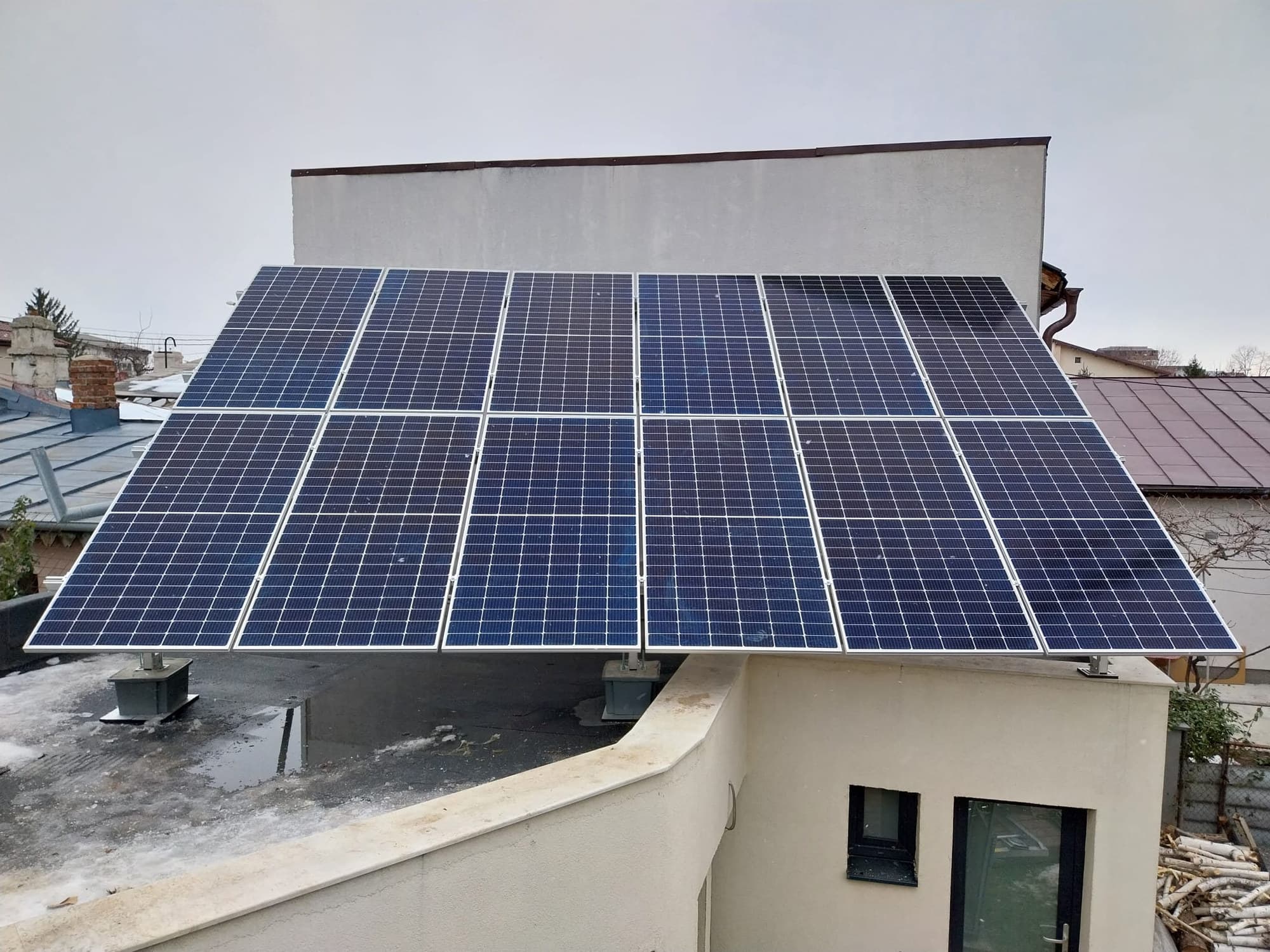 Structură înclinată pe terasă — instalație fotovoltaică Sunwire