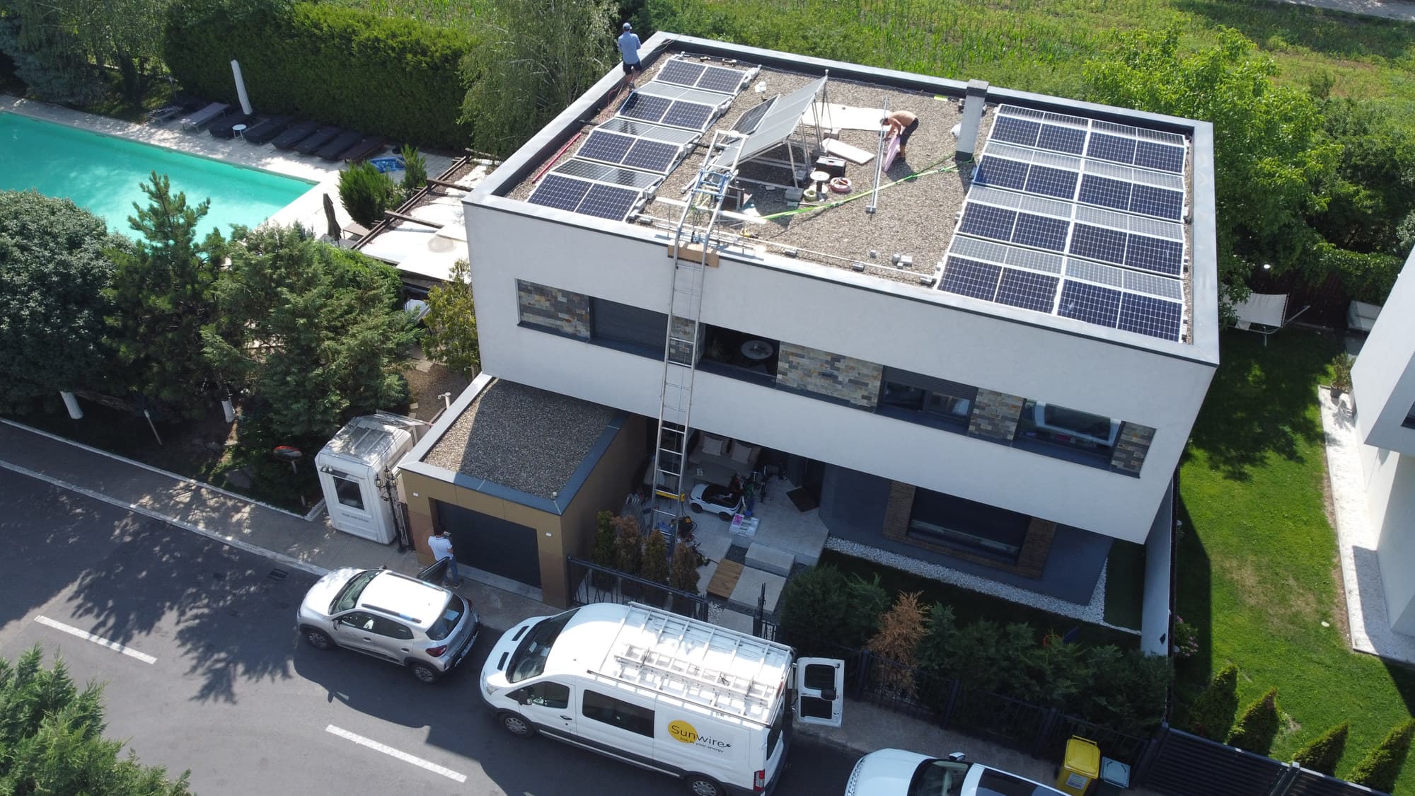 Vilă modernă cu acoperiș terasă — instalație fotovoltaică Sunwire